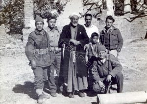 בכפר דימרה
משמאל, מאיר נפתלי ואלחנן ענני, מימין, אברהמל'ה פונסקה. למטה מולה וינרסקי.