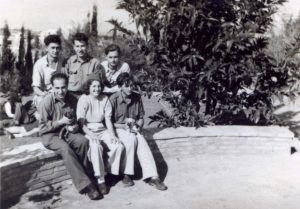 כיתת הסיירים בגבעת רמב"ם. למעלה משמאל: ישראל גראד (אח של דוד, לא היה בגדוד), איציק בן ארי, אלחנן ענני. למטה: ראובן מנדל, מרים סימון, דוד גראד. מרים אבדה במלחמה את ארוסה, המ"מ הלל ריינר, שנפל בקרב על כפר סבא הערבית.