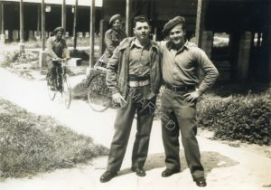 בקורס מפקדי מחלקות ב"דורה", מרץ 48. שני "זמרינים" (זכרונאים). באדיבות א. ענני.