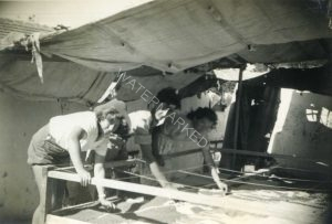 הכנת "שולחן חול" לתקיפה בסלמה. דוד גראד במרכז בין מרים סימון מימין ויהודית בן תקוה משמאל.