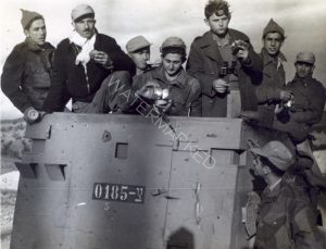 דצמ. 48, ארוחה ליד הר-טוב בדרך לסיור בנגב
מחלקת המודיעין (סיירים וצלפים) ירדה אז מערבה, עד לאזור יד מרדכי ושובל, לפעילות שכללה סיורים ומארבים. משמאל: דב בן דב, יעקב אפריאט, ?, דוד גראד, אלחנן ענני, מאיר נפתלי, יוסקה הוברמן. למטה אשר בן שוהם.