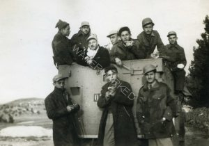 בדרך לנגב ארוחה נוספת ליד החורשה בבית ג'וברין
למטה משמאל: יואש רוזמן, אלחנן ואשר בן שוהם. המחלקה ישבה בבית ג'וברין ובחרבת אטללה.