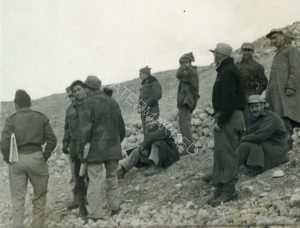 והעליה לתל לכיש באותו סיור
אלחנן יושב במרכז.