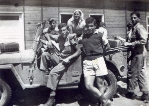 כנ"ל
פרויקה במרכז ומאחוריו עם כפייה ישראל לויצקי. אלי מייזל ליד ההגה ומאחוריו מוטי מלמוד.