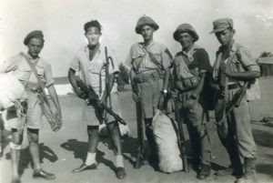 יציאה לחופשה לאחר ההפוגה הראשונה
מימין: שושני, יוצא גדוד 31 שפורק, יששכר רייס, יוסף משולם, בחור נושא מקלע מ.ג., שמואל טרבילו.