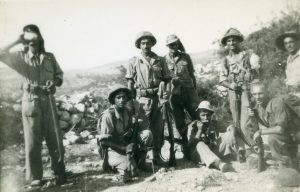 אימונים במהלך ההפוגה השניה באזור הכרמל
פרויק'ה מנגן על מפוחית.