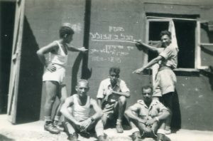 בתקופת המתנה: יוצאים לאימונים וחוזרים למחנה
יחזקאל אלימה במרכז, יששכר רייס יושב משמאל ופרויקה עומד משמאל.