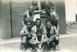 כנ"ל
יששכר רייס עומד משמאל, יוסף משולם מימין. במרכז יהודה סובלמן ופרויקה מתחתיו.