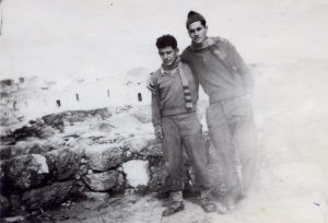 כיתוב: אני ותשלום בדואימה, ינואר 1949
אפרים (פרויק'ה) גולדשמיט משמאל ויוסף (תשלום) משולם.