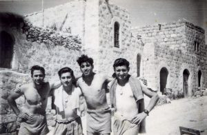 גד' 35, דואימה (כיום אמציה), פברואר 49 בקרוב
בכפר הערבי הכבוש שמדרום מזרח לבית ג'וברין, לאחר שמצאו באר מים באחד הבתים והתקלחו. קיבוץ הגלויות מימין: דב ליבוביץ' מהונגריה,  שלום בחור תימני מנתניה, בחור רומני, בחור טורקי בשם ניסים מנה.