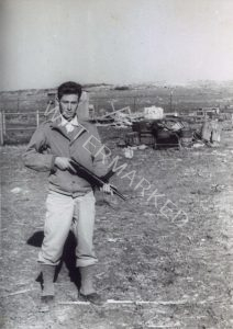 דני רפאלי (1928-2012) במענית
דצמבר 47. עם ראשית הגיוס הוצבה מח' של גד' 31 בפיקוד ישראל (שרולק'ה) כהן ליד קיבוץ מענית. כל הציוד על הגוף הוא פרטי: מעיל רוח אמריקאי, מכנסי חאקי אמריקאיות, גאטס מעל הנעליים, כנ"ל, ו"סטן" ביד. לאחר שבועיים שקטים במקום, שוחררה המח' הביתה.