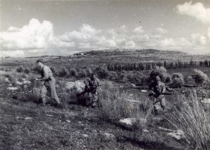 אזור עין שמר, ינואר 1948
לאחר השהות בקבוץ מענית ושחרור הכח, חזרה המח' של ד. רפאלי לשרות בינואר 48 והוצבה במחנה הצבאי האנגלי הנטוש בעין שמר ועסקה במשימות פטרול על הגבעות סביב. ברקע, ככל הנראה, הכפר ג'ת.
