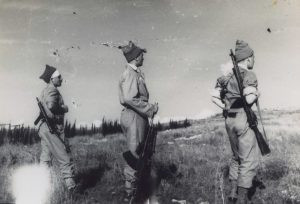 כנ"ל
מימין: ד. רפאלי עם רובה אנגלי Mark 2, משקפת (פרטית) על הגב, מחסנית תחמושת נוספת תקועה בחגורה (באין כל סידור אחר) ורימון תלוי. כדורים בתפזורת נשמרו בכיסים. במרכז שמוליק גוטהילף מנתניה אוחז במקלע "ברן" ומשמאל המ"כ עם תת מקלע "סטן".