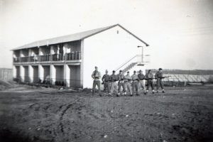 הפל"מ באפעל, 1948.
בקומה השניה בבניין זה הותגוררה החבורה. לאחר כארבעה חודשים של שרות מבצעי פורק הפל"מ. אנשיו צורפו לפלוגה שהוקמה במסגרת "משמר העם" ושוכנה בבניין תחנת המשטרה ברמת גן.