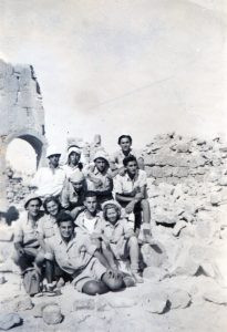 עתיקות זביתא (שבטה).
בשורת הארבעה העליונה, משמאל: אביב בטמן, מיכה וולף, נתן יעקבי (חלל קרב עיראק אל מנשיה בדצמבר 1948), דוד גראד. בשורת הארבעה התחתונה, מימין: יהודית בן תקוה, צבי (הניו) בן משה.