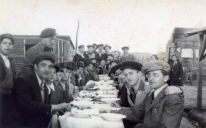 סעודת פרדה חגיגית ערב העליה ארצה
דוב שני בשורה הימנית.
