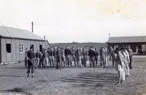 סוף 1947, מסדר בוקר ב"מפדה".
ניתן להתרשם עד כמה לא אחידים ועלובים "המדים" שהביאו איתם המגוייסים מהבית.