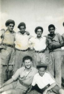 למעלה משמאל: יוסף קלפנר "ההונגרי" שנפל בקרב (בחור בלתי רגיל לדברי זלמן), אחד מהחברה "התימנים" נפל אף הוא, זלמן, "התימני" שקיבל כדור בראש כשעמד ליד זלמן במהלך הקרב. למטה משמאל: שרד את הקרב לא זכור בשמו, נפל בקרב לא זכור בשמו.