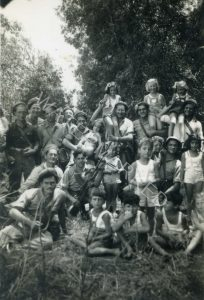 כיתוב: המסע מגבעת עדה לקיבוץ גבעת חיים, 1948
זלמן במרכז אוחז ילדה בידיו. ולמרות הכל, יחס הקיבוצים ללוחמים שהוצבו בתחומם היה לעיתים מנוכר ושיתוף הפעולה לקוי ! למטה משמאל אברהם אטינגר שנכנס בהליכה על הידיים לשיחה עם מפקדיו והשאיר רושם בל ימחה על זלמן.
