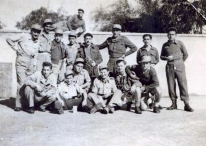 לא ברור היכן התמונה צולמה
ומכל מקום, לפני הקרב בכיס פלוג'ה היות ומופיעים כאן חברה שנפלו באותו קרב. שמעון טורנר למשל, עומד שני מימין. זלמן דובין שנפל בשבי רביעי והחללים שלום טפר, המ"מ דב פוקס, "התימני" ויוסף קלפנר אחריו. למטה משמאל ירחמיאל פוקס אחיו של דב, ושני מימין צבי ורבנר.