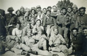 בכיס פלוג'ה סמוך לקרב הטרגי בעירק אל מנשיה !
משה מנהיים אוחז בשני אקדחים עומד רביעי מימין, זלמן לצידו.