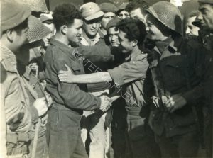 קבלת פנים עם השחרור מהשבי
זלמן מימין בתמונה ראשונה עם היציאה לחופשי ליד משטרת עירק סואידן במסגרת ההסכם הכולל לפינוי כיס פלוג'ה. מוישה פוליסדסקי לוחץ את ידו.