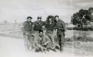 סמלי החבלנים ליד הכפר חטה באזור פלוג'ה
משמאל: חיים וייספיש (שפיר) מקרית מוצקין, חיים פרקש (החיפאי) שכינויו באצ"ל "פנחס", חיים פרקש (התל אביבי) שכינויו באצ"ל "גד", דוד ברין. כורע המ"מ בן ציון הרמתי (הוכמן) מרמת גן. התמונות והמידע באדיבות ח. פרקש בפגישות עימו בינואר 2013 בביתו שבתל אביב.