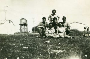 תל ליטוינסקי (תל השומר) לאחר הכיבוש
הבנות - נערות מרמת גן - שהגיעו כדי לסייע.