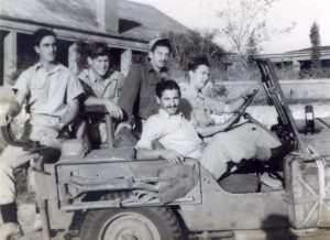 בדורה בקורס החבלה
משמאל שלמה אשכנזי ויהודה שורץ (שחור) אחריו.