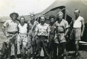 במחנה 22
מימין: ?, דקשפר, ?, ?, שלמה אשכנזי, החבלן חיים ("הייני") שטיין שהיה בן יחיד, התעקש לצאת לקרב בעירק אל מנשיה ושם מצא את מותו, יהודה שחור.