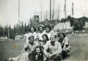 בגבעת רמב"ם
יצחק רוזנברג מימין ויהודה משמאל עם הבנות שבאו לבקר. בתווך ביניהם, מרים אחותו של יהודה.