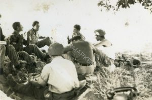 תרגיל גדודי במהלך ההפוגה השניה
התרגיל נערך באזור יערות הכרמל בזמן "ההפוגה השניה" (אוגוסט-ספטמבר 48) ובמהלכו צורף יהודה שורץ (בתפקידו כחבלן) לפלוגה ג' (הדתית). בתמונה יחודית זו נראים משמאל המ"פ בן ציון הלמן ולידו סגנו יגאל סוקולסקי, שניהם נפלו בקרב בעיראק אל מנשיה בדצמבר אותה שנה.