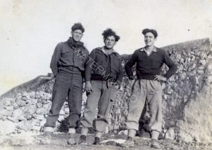 מימין, החבלן שלום רמפל, נפל באורים ב 21.4.49
במשימת פינוי שדה המוקשים שקבלו החבלנים, הורו להם לפוצץ את המוקשים אולם שלום ("שולה") רמפל התעקש לפרקם ונהרג (סתם) עקב תקלה.