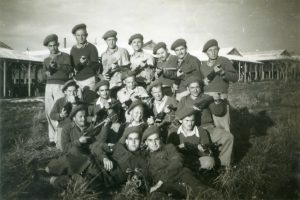 המחלקה הדתית בעת הגיוס, דצמבר 1947
מיד עם גיוסה של המחלקה (ערב רב) עברו חבריה שבועים אימונים במחנה "דורה". בתמונה בין היתר: למעלה שני משמאל בנימין פרח, שלישי יהודה שחור ורביעי יצחק רוזנברג. שורה שניה מלמטה ומימין אברהם אטינגר. ב"דורה" עשו יותר תרגילי סדר מאשר אימוני לוחמה ולא ירו ולו כדור אחד!