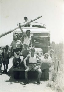 בדרך להקמת קיבוץ ארז לאחר המלחמה ?
יהודה בחזית.