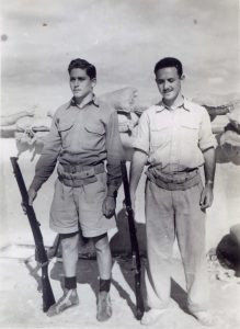 כיתוב: כפר יעבץ, ינואר 1948
שני לוחמים, שמוליק אבן טוב מימין ועדי משמאל.