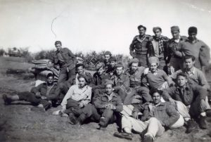 ראשית החיול, עדיין בלי נשק
הגיוס החל מיד לאחר הכרזת החלוקה באו"ם בכ"ט בנובמבר. התחנה הראשונה של המגויסים מגד' 32 היתה בכפר סירקין. ישנו על קש בקולנוע של אייזנברג ובמועדון החברים ובבוקר ממהרים להסתלק מחשש חיפושי האנגלים מבסיס סירקין הסמוך.
