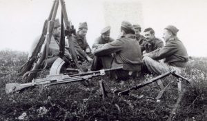 כיתוב: כפר יעבץ, 12.2.1948
החברה בשטח, מימין: שלמה הויברגר, משה אשכנזי, ?, יום טוב (עם הגב למצלמה), ישראל בק, עדי, מוטקה דואנייס.