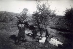 כיתוב: כפר יעבץ, 12.2.1948
ערבי הרוג בשטח. משמאל: שמוליק אבן טוב, יום טוב מוטולה וישראל בק המ"כ.