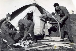 כיתוב: כפר יעבץ, 15.2.1948
החברה בונים ארוניות מקרשים של "בוקסות" פרי הדר ש"מצאו" בפרדסים הסמוכים. יום טוב מימין. ניתן להבחין שהחיל משמאל לובש מעיל צבאי בריטי (זה מה שהיה) ועליו עדיין הדרגות המקוריות.