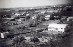 כיתוב: כפר יונה, 1948
סוף סוף, לאחר חדשיים בכפר יעבץ. גם בכפר יונה התגוררו בבתי התושבים מחשש שיתפסו ע"י הבריטים.