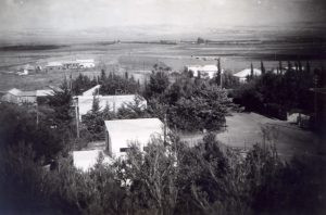 כיתוב: כפר יונה, 1948
השהות של הפלוגה (א') בכפר יונה, עמדה בסימן פעולות התגובה שלה, ושל גד' 32 בכלל, בעקבות רצח "החתן והכלה" במתקפה ערבית על אוטובוס "אגד" אחרי הצטלבות ראש העין לכיוון פתח תקוה, כשעשו דרכם לחתונתם.