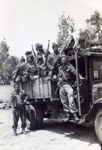 כיתוב: סלמה, 29.4.1948
ההגעה לזירה. על מדרגת המשאית, המ"פ חיים מילר (עינב), למטה שמוליק אבן טוב. למעלה שלישי מימין אהרל'ה מסירקין, יום טוב חמישי. אנשי גדוד 32 (בתמונה) נכנסו לכפר מדרום ואילו אנשי גדוד 33 מצפון מזרח.