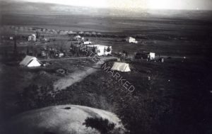 כיתוב: כפר יעבץ, 15.1.1948 (צולם מגג ברכת המים)
הכח עבר לכפר יעבץ לאחר שהות בכפר הס כאמור. שהו במקום חודשיים תמימים של שמירות ואימונים. משמרת השמירה היתה בת 6 שעות כל לילה ובבוקר שלמחרת, יצא פטרול רגלי לגאולים. תושבי היישוב פונו ממנו. בחזית, אוהלי המגורים של החיילים.