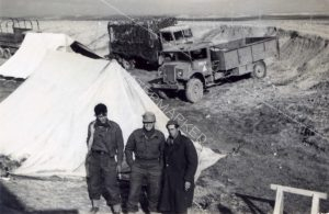חיילי גד' 32 במבצע "עובדה", 6-10.3.1949
משימת החטיבה במסגרת כבוש דרום הארץ, היתה פניה מבאר שבע מזרחה לכיבוש עין גדי, סדום ואזור יתיר בדרום הר חברון. כאן, משלט חואלפה (אזור קבוץ להב דהיום). י. גולדשמידט משמאל ואביב בטמן (אמבר) מימין.