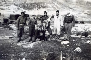 כנ"ל
משמאל: פולני החובש, ?, יוסף גולדשמידט כורע, הרץ הגדודי עם כבש שחוט ביד, יחזקאל אלימה מהוד השרון עם התרנגולת ביד ונהג האמבולנס מזכרון יעקב.