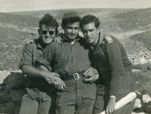 לפני הקרב בעיראק אל מנשיה
מימין: יגאל סוקולסקי, יחיאל פרסיל ואלי (פיטוסטה) דובדבני.