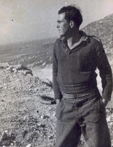 יגאל סוקולסקי (עצמון) מבני ברק
סגן מפקד "הפלוגה הדתית". כאן בחרבת אטללה זמן קצר לפני נופלו בקרב בעיראק אל מנשיה והוא בן 22.