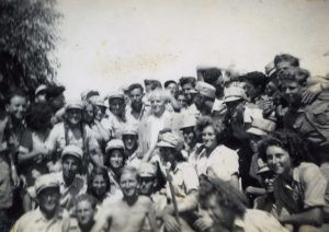 בן גוריון במרכז עם לוחמים ולוחמות
מתוך עיזבון יצחק גולדשטיין