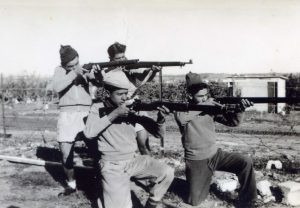 למעלה מימין מוישה ברבלט. כורע משמאל דוד ישועה ומימין ראובן עזרא.